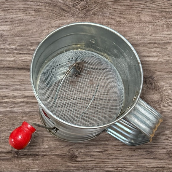 Vintage Bromwell's Flour Sifter with Red Apple Design - Picture 6 of 7